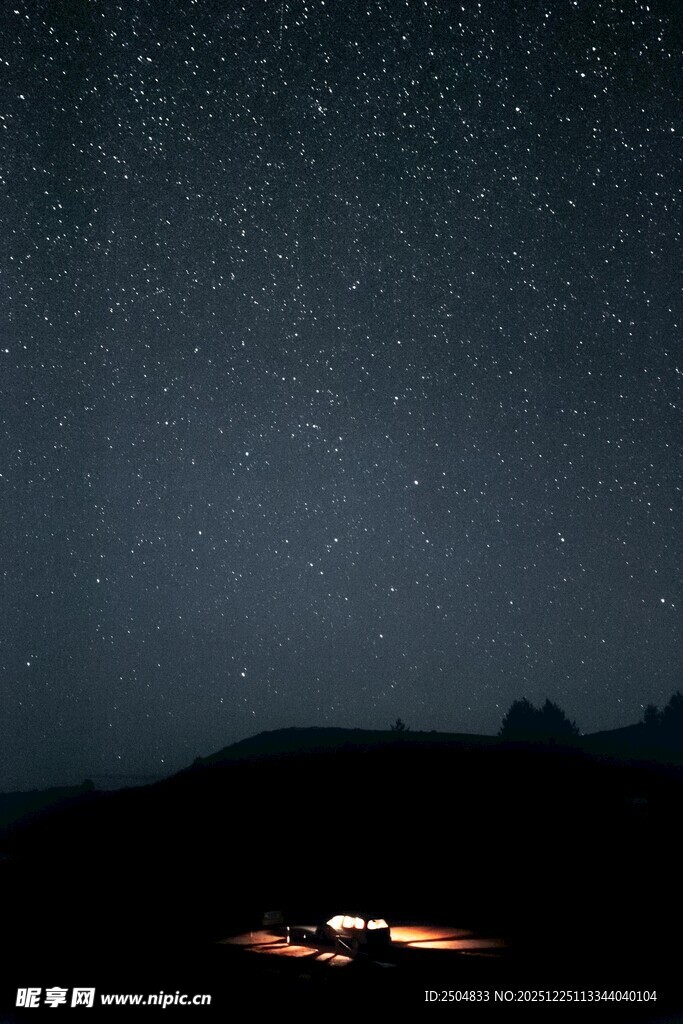 星空下的露营车