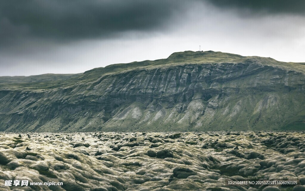 壮丽山峦与 沉天空景观