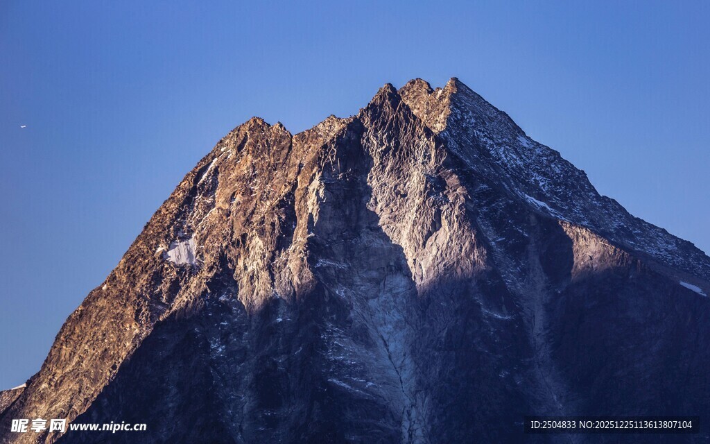 巍峨壮丽的高山顶峰