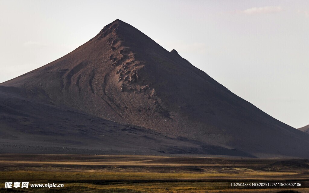 孤独锥形山 广袤大地景