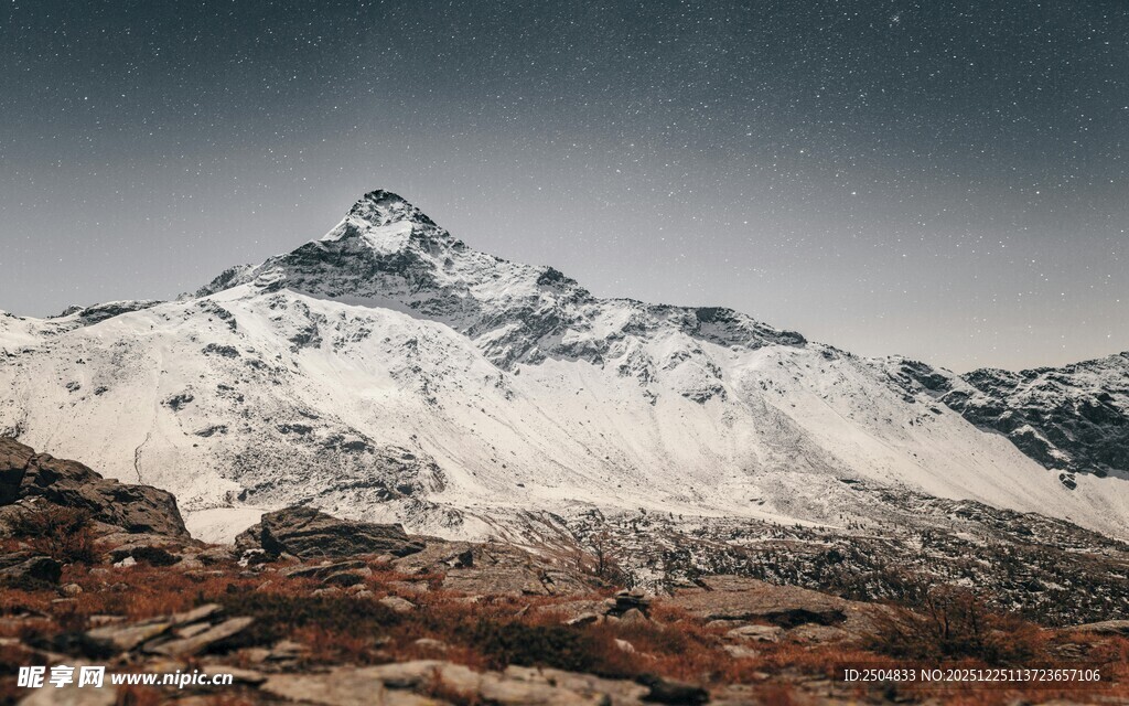巍峨雪山壮丽景观