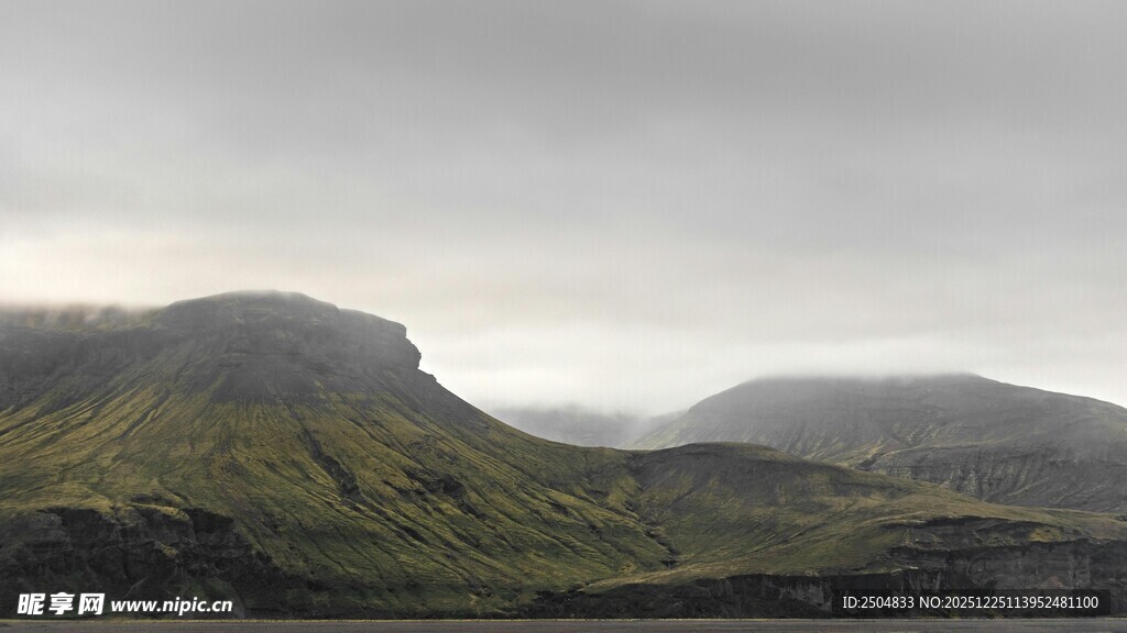 云雾缭绕的山峦美景