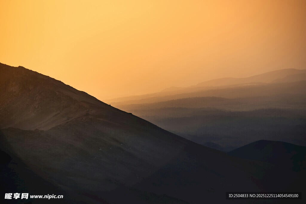 黄昏下的山峦美景