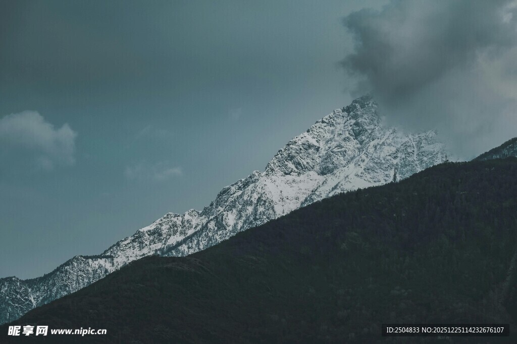 雪山巍峨 云雾缭绕之景