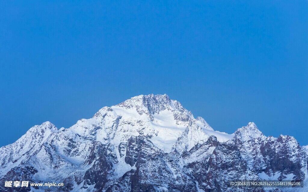 巍峨雪山映蓝天