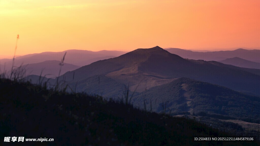 日落时分的壮丽山峦
