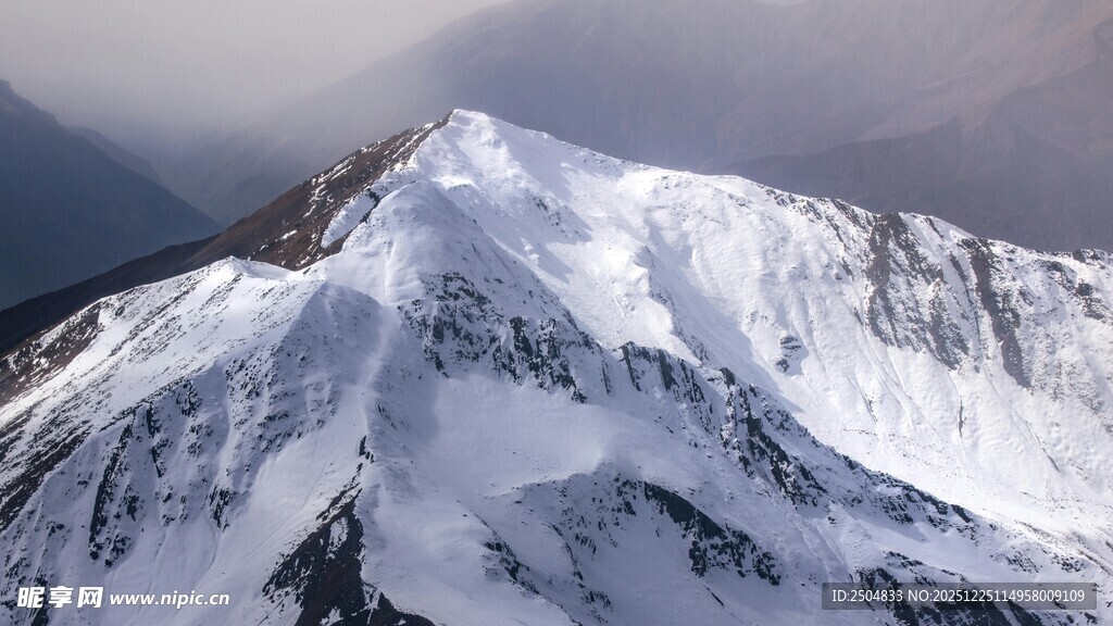 巍峨雪山壮丽景致
