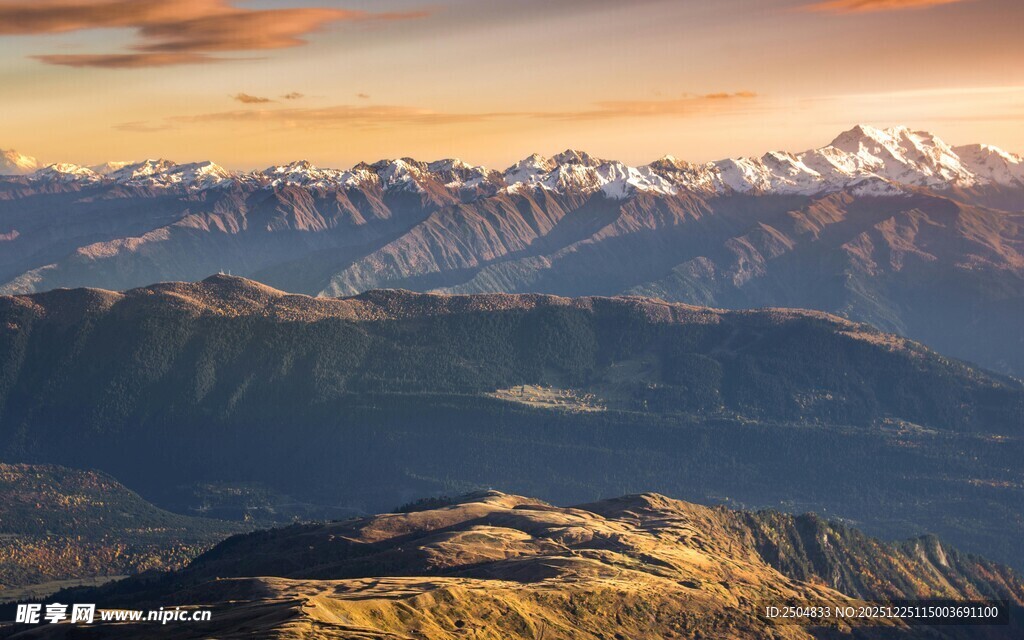 壮丽山景 霞光映照雪峰