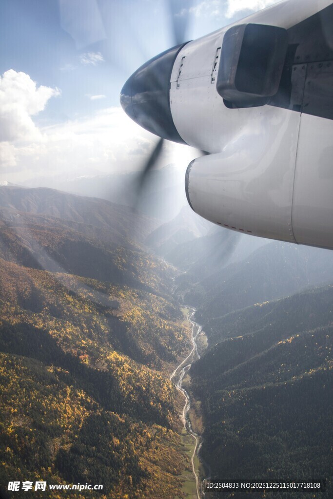飞机舷窗下的壮美山川景色