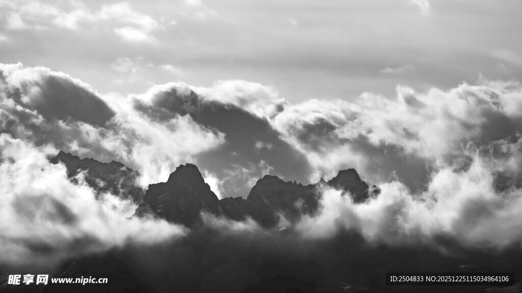 云雾缭绕中的壮丽山峦