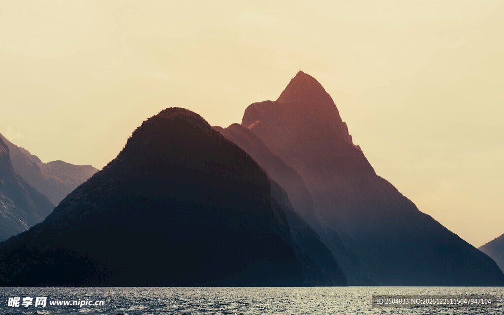 夕阳下的壮丽山峰