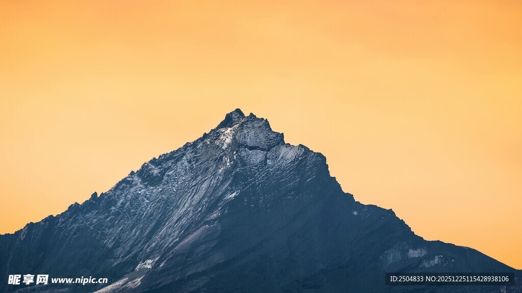 壮丽山峰映于黄昏天际