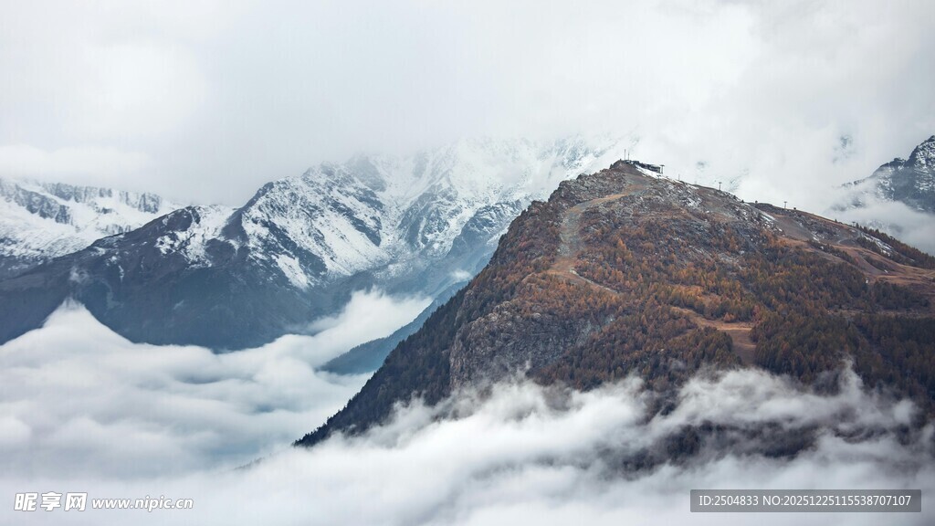 云海中的巍峨高山