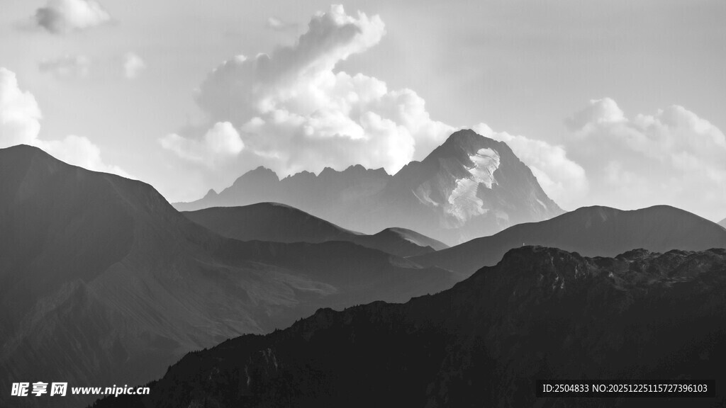 黑白山峦间的壮丽景致