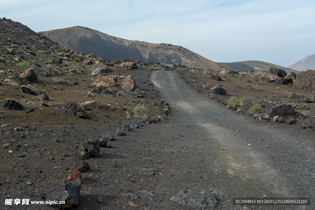 荒凉山间的蜿蜒碎石路