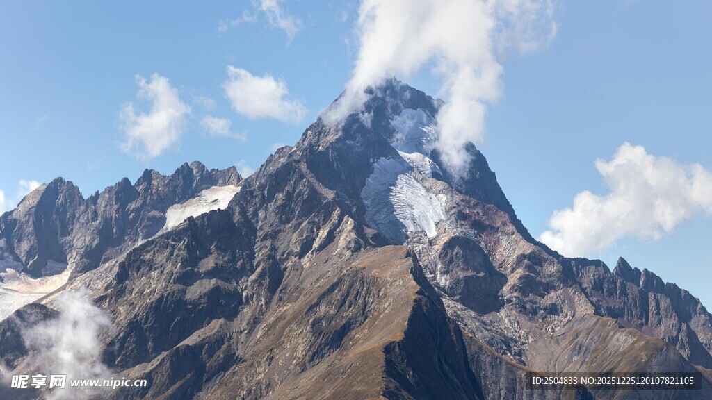 巍峨雪山 云海相伴