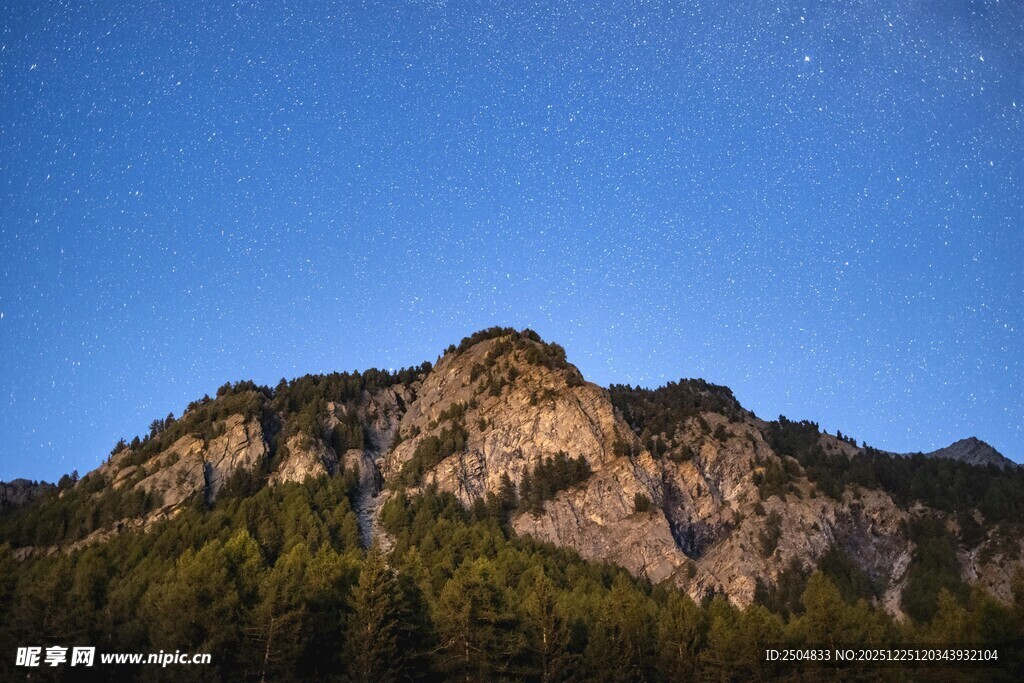夜空下的山峦美景