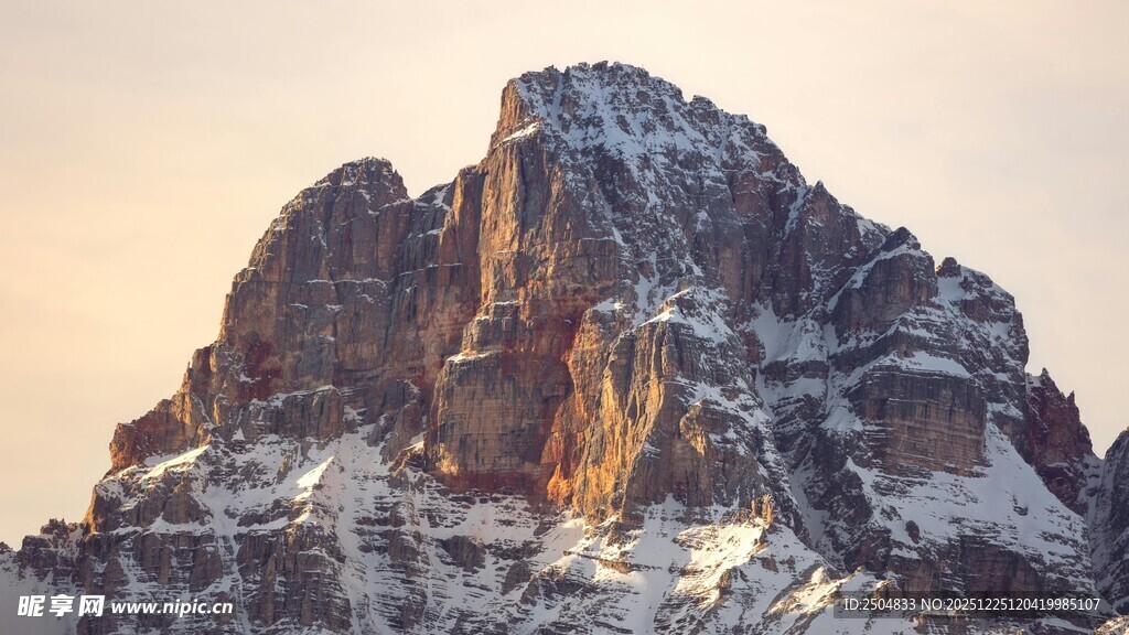 巍峨雪山壮丽景致