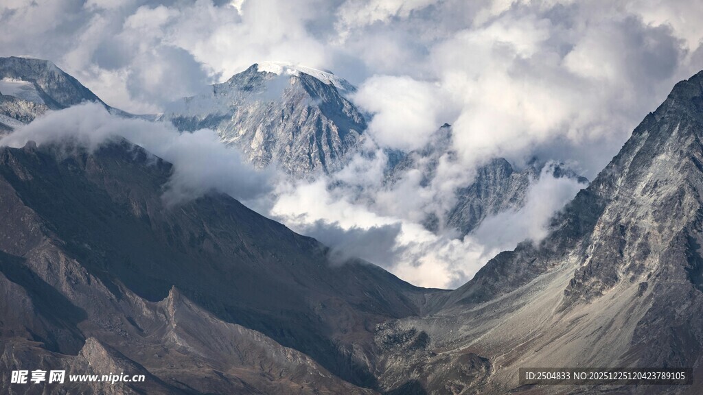 云雾缭绕的壮丽山脉