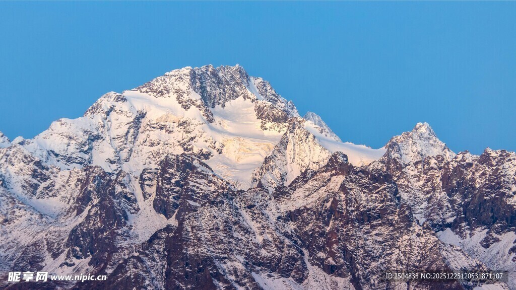 巍峨雪山壮丽景致