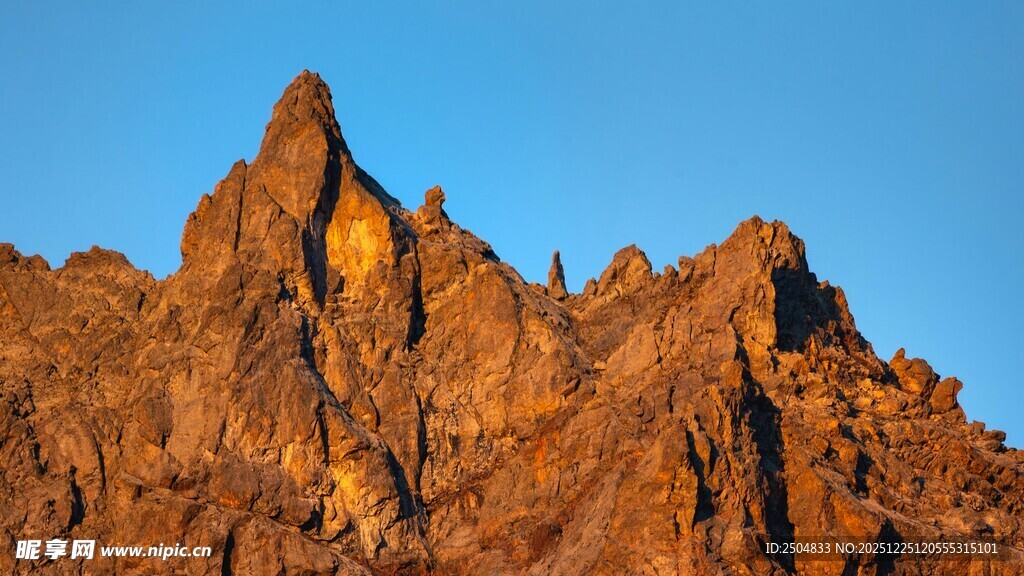 壮丽山峰映蓝天
