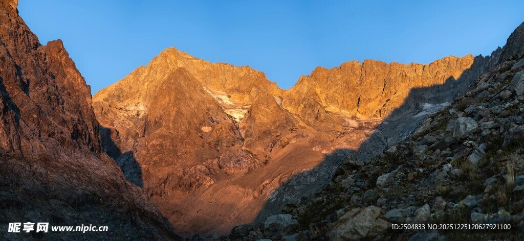 壮丽山景日落时分
