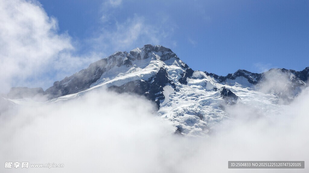 巍峨雪山云雾缭绕