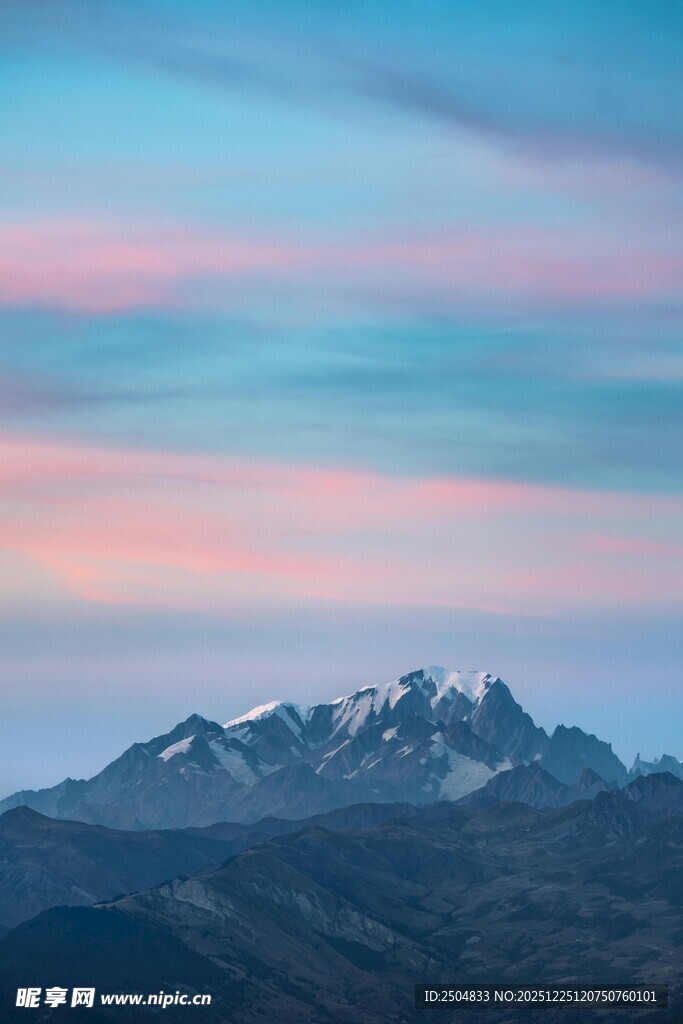 壮丽山景与梦幻天空
