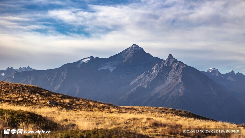 壮丽山景 云端下的巍峨雪峰