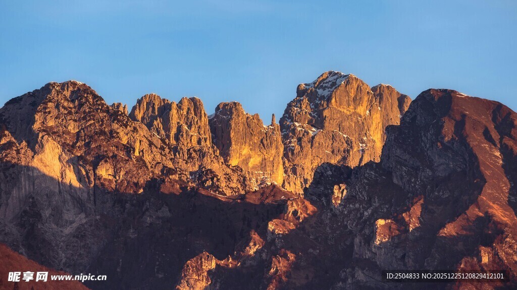 夕阳下的壮丽山峦