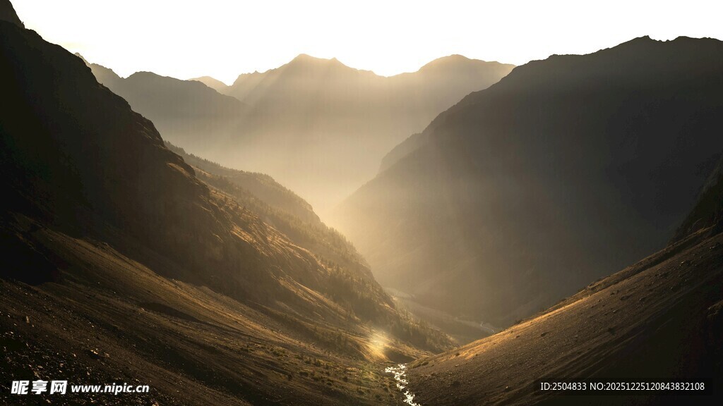 山谷间的金色晨光美景