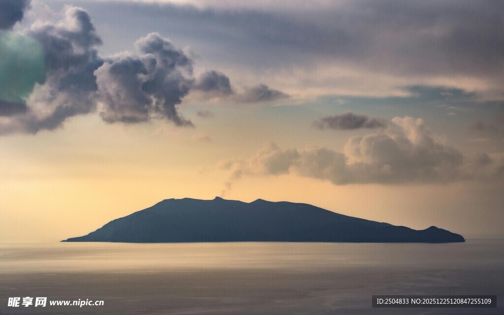 海上孤山 云霭环绕之景