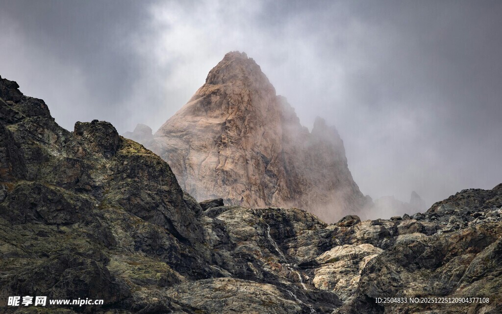 云雾缭绕中的巍峨山峰