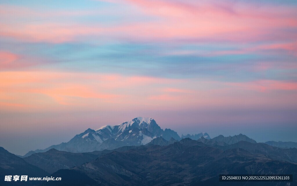 壮丽晚霞下的连绵山脉