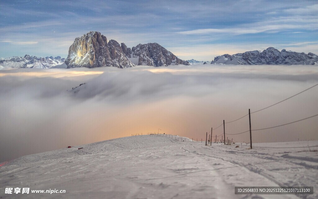 山间云海中的壮丽山峰