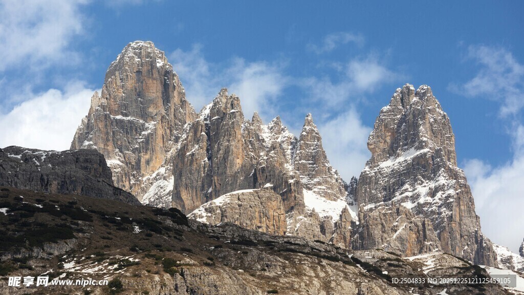 巍峨雪山壮丽景观