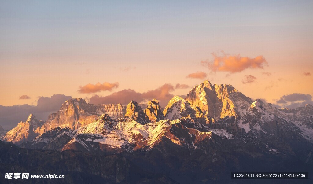 壮丽雪山日出美景