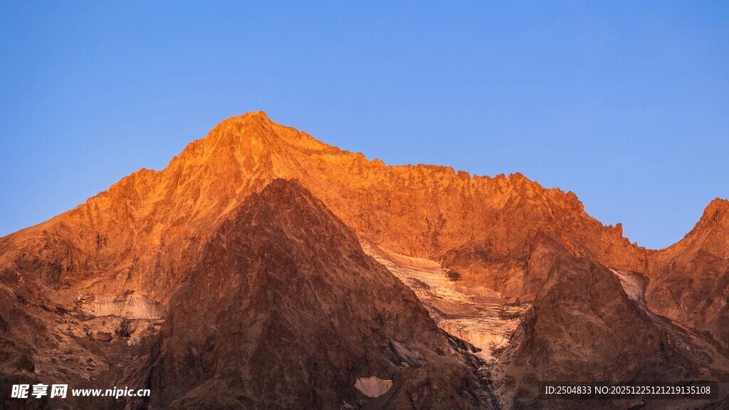金色霞光下的壮丽山峰
