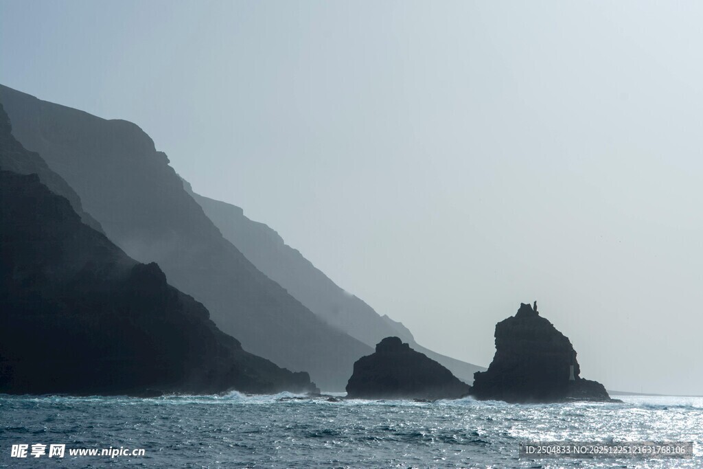 海边嶙峋礁石景观