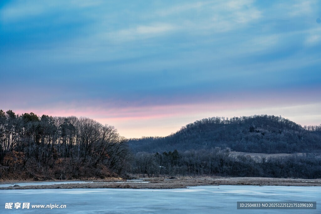 冬日冰封湖畔的美丽景致