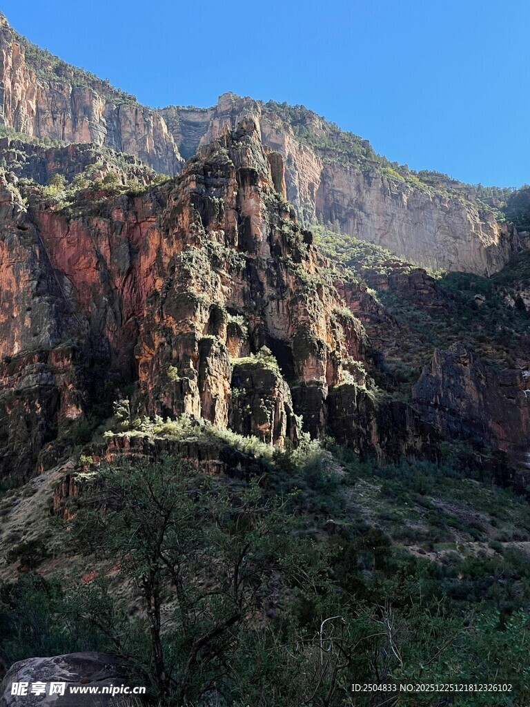 壮丽险峻的山间景色