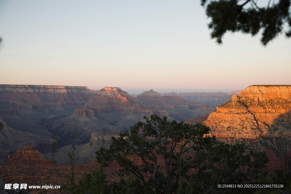 壮丽峡谷日落景观