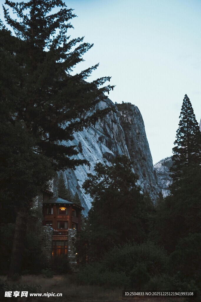 山林间的巍峨山峰景观