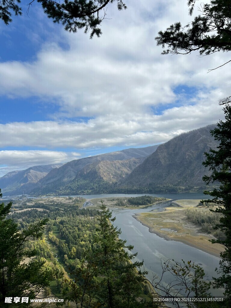 山间河谷壮丽自然景观
