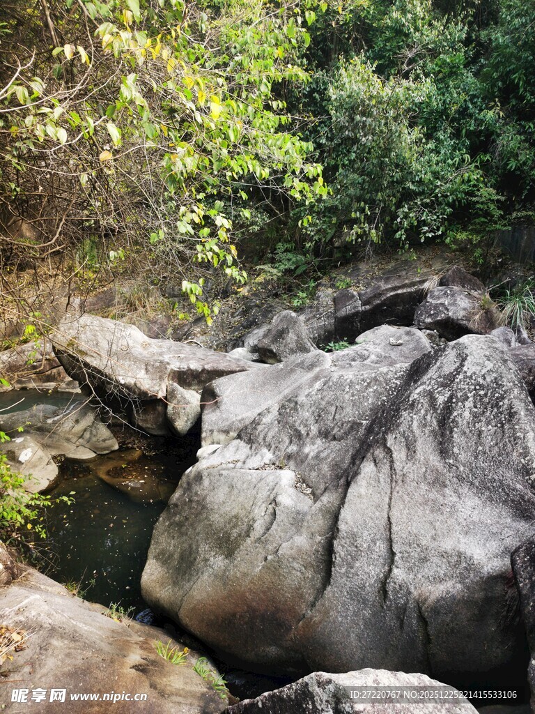 山间溪流旁的嶙峋巨石