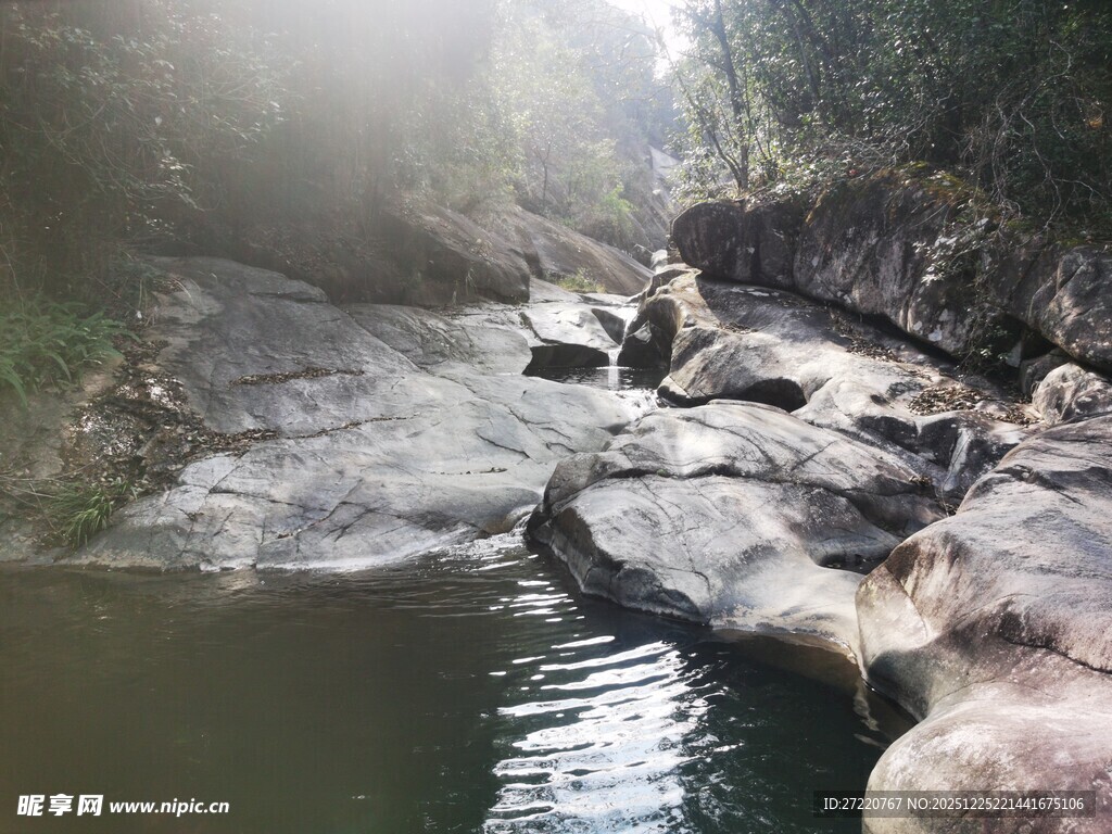 山间溪流与嶙峋怪石