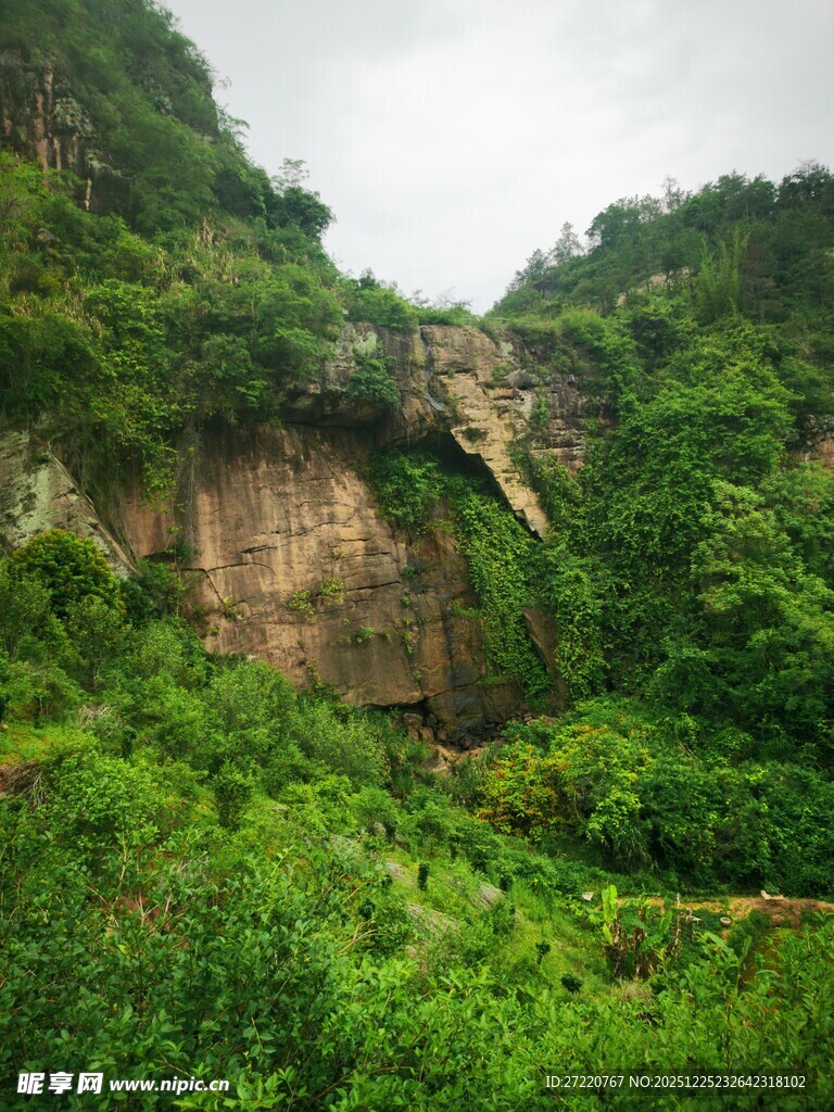 山间绿意盎然的岩石景观