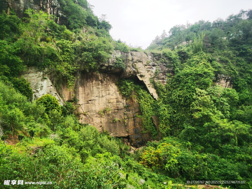 山间绿意盎然的嶙峋峭壁