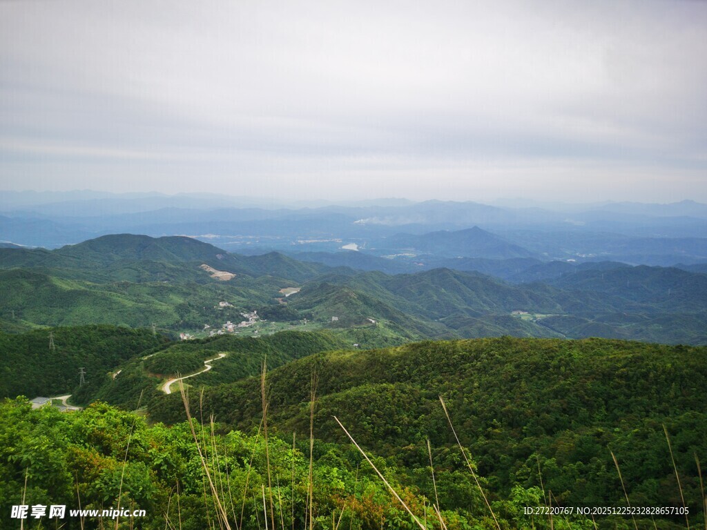 山峦绿野间的壮阔景致