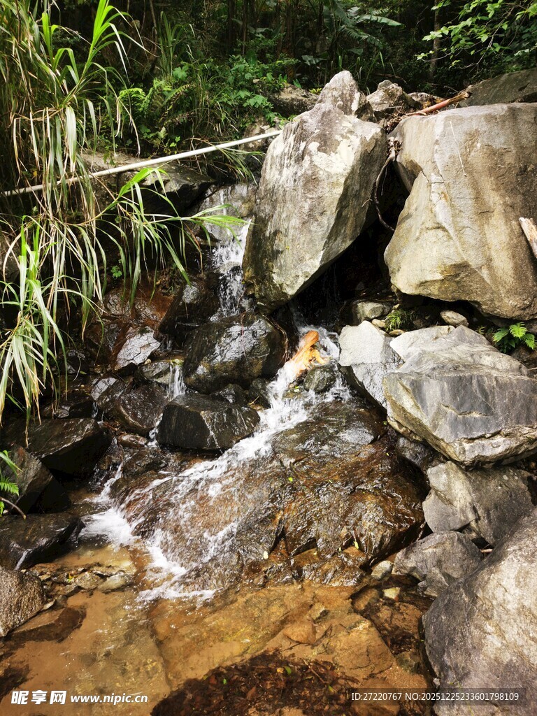 山间溪流穿石而过